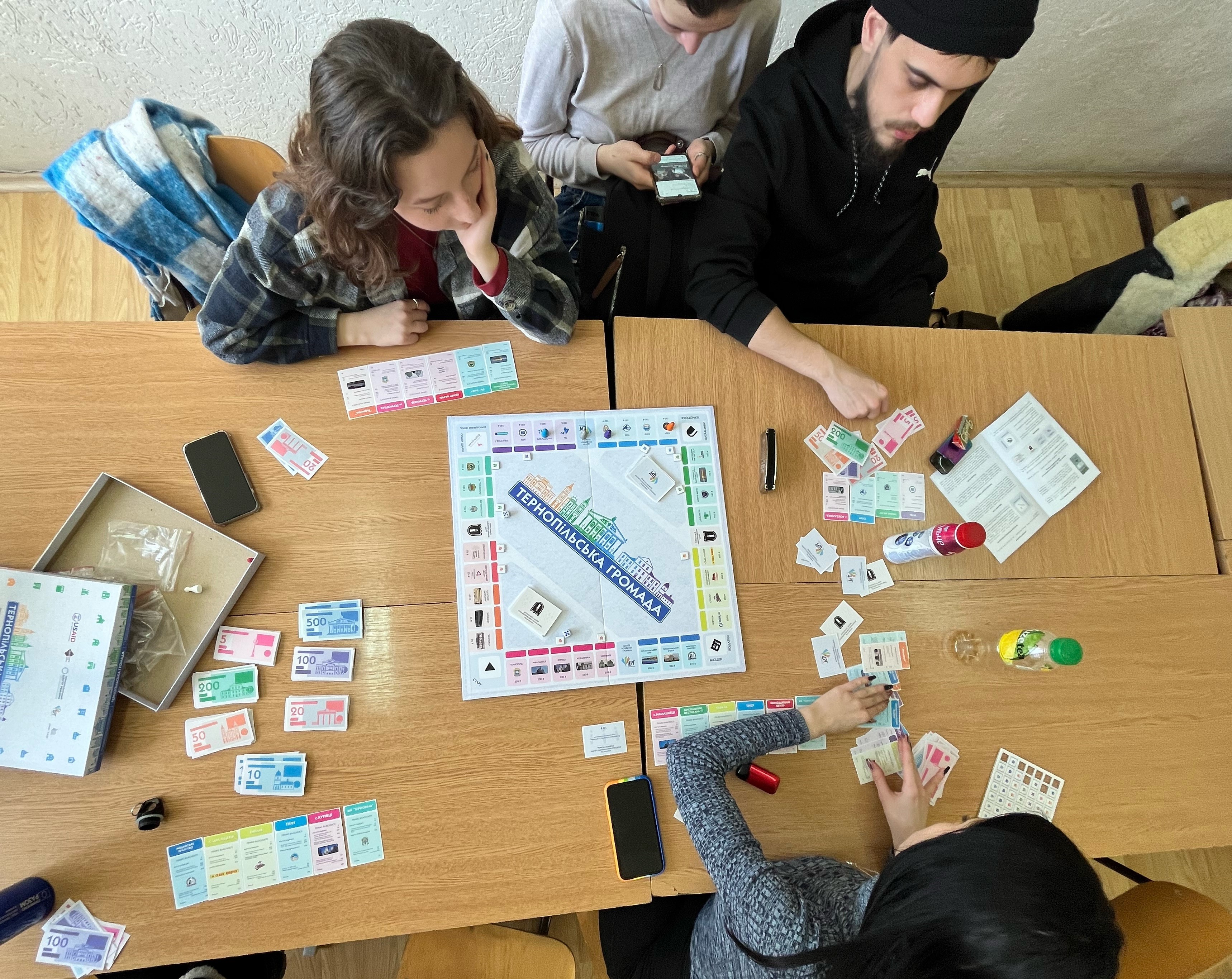 Гра розрахована на участь 6 осіб